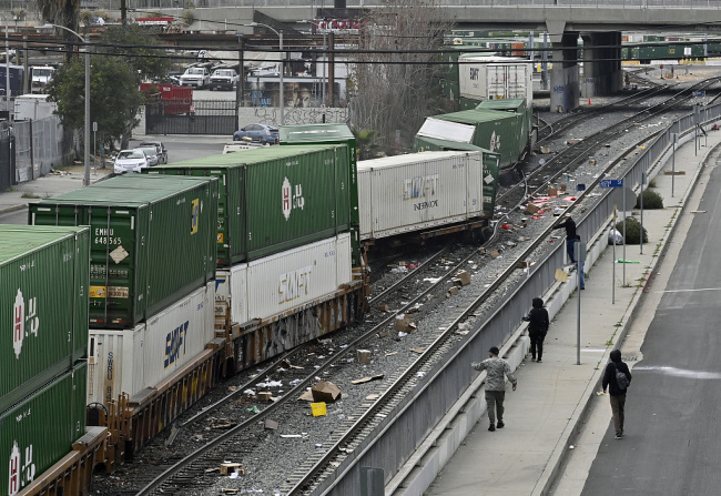 美国洛杉矶一列火车脱轨 事发地与此前发生列车洗劫事件地点相同