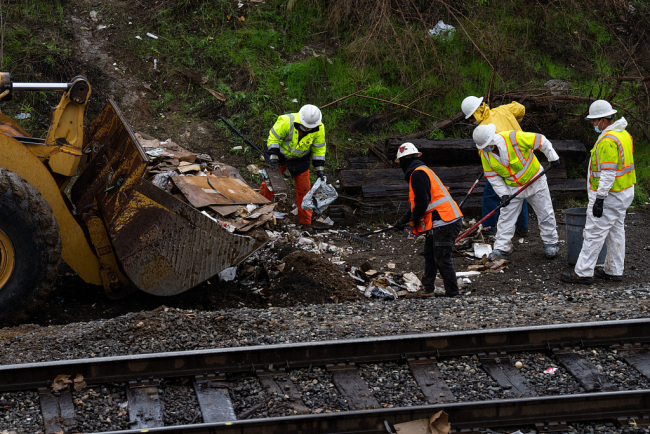洛杉矶火车频遭打劫 工作人员开始清理轨道