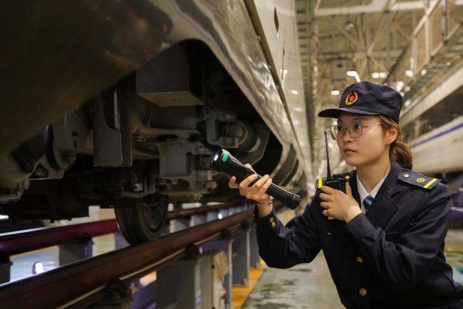 中国首支高铁女子机械师乘务队再迎春运“大考”