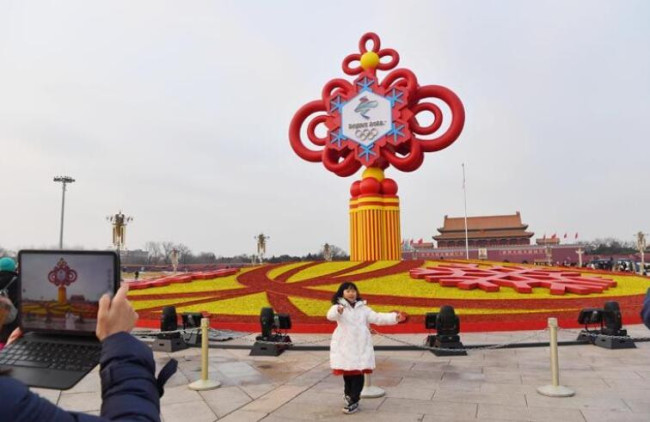 1月19日下午,，天安門廣場(chǎng)，一名小朋友在“精彩冬奧”主題花壇前拍照,。北京在全市范圍內(nèi)選定了天安門廣場(chǎng),、機(jī)場(chǎng)專機(jī)樓出口等10個(gè)點(diǎn)位布置了主題花壇,。花壇融入冬奧會(huì)和冬殘奧會(huì)會(huì)徽,、吉祥物等元素,，在喜慶的中國(guó)傳統(tǒng)節(jié)日“春節(jié)”期間，營(yíng)造隆重?zé)崃业亩瑠W氛圍,。