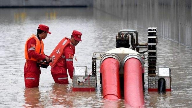 郑州暴雨后排水