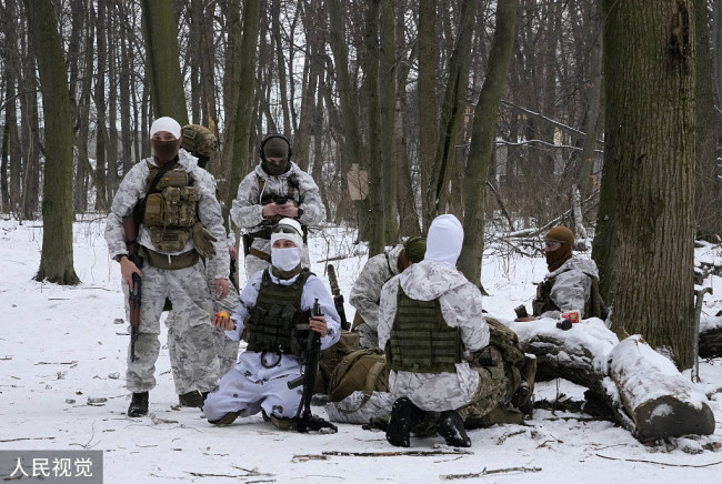 当地时间2022年1月22日，乌克兰基辅，乌克兰民兵组织计划软件哪个最准最稳森林中举行军事训练。