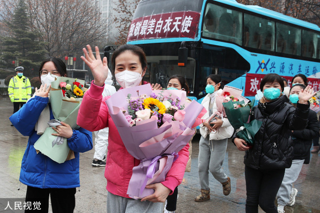 2022年1月27日，陕西咸阳，支援西安抗疫归来的医护工作人员。