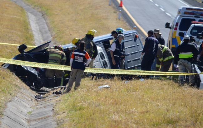墨西哥一货车在高速公路上失控侧翻，已致13人死亡