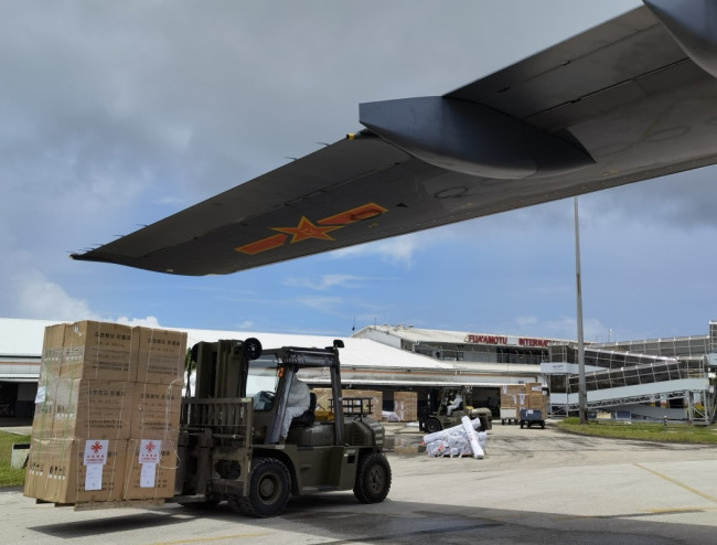 中国空军两架运-20赴汤加运送救灾物资后回国