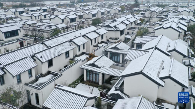 1月29日拍摄的浙江省湖州市德清县武康街道对河口村雪景（无人机照片）。