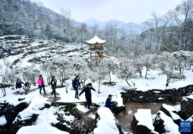 1月29日,，游客在湖北省宣恩縣鑼圈巖地質(zhì)公園里踏雪游玩。