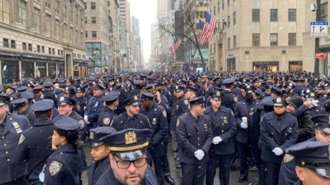 紐約警察遭槍擊身亡 數(shù)千同行街頭送別