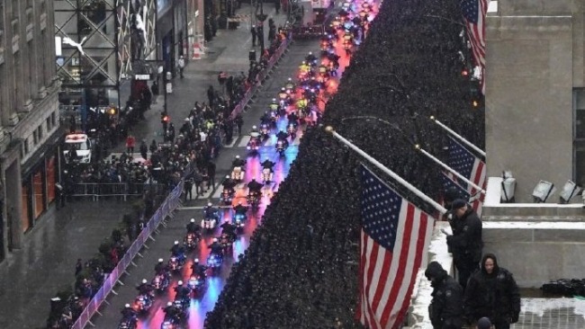 纽约警察遭枪击身亡 数千同行街头送别