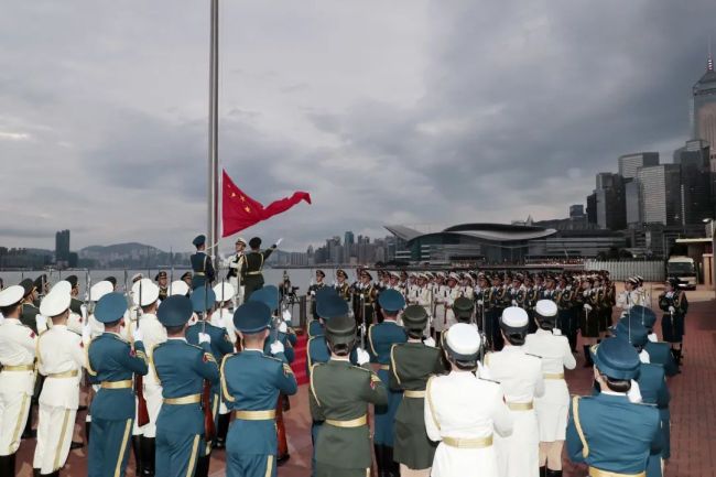 驻香港部队举行中区军用码头首次升国旗仪式
