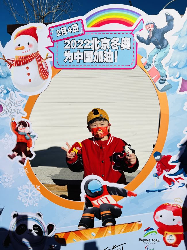 北京冬奥会今天开幕，社区里开展冬奥项目体验活动