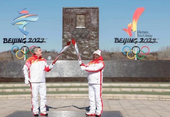 巴赫主席与联大主席沙希德在奥林匹克宣言广场传递火炬，中国与世界一起向未来！ 