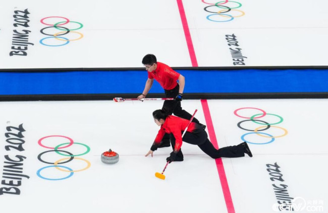 北京时间2月5日，北京冬奥会混双冰壶循环赛，中国组合范苏圆/凌智以5比7不敌美国组合珀辛格/菲利斯，两连胜后遭遇三连败。
