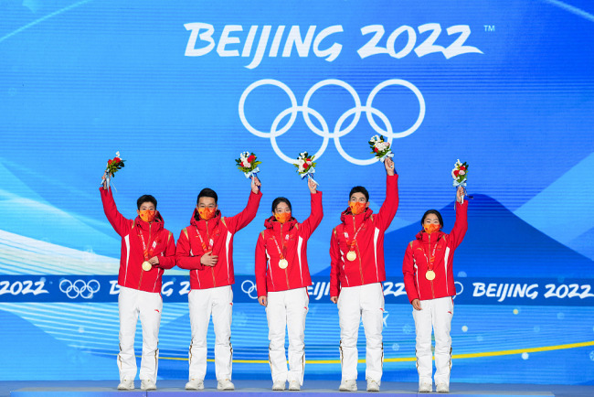 中国冬奥首金夺冠画面“火”到海外