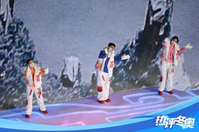 热评冬奥丨这里有1万9千朵热情洋溢的“小雪花”