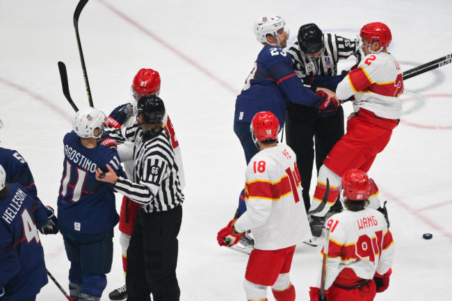 男子冰球中国队VS美国队 双方爆发冲突