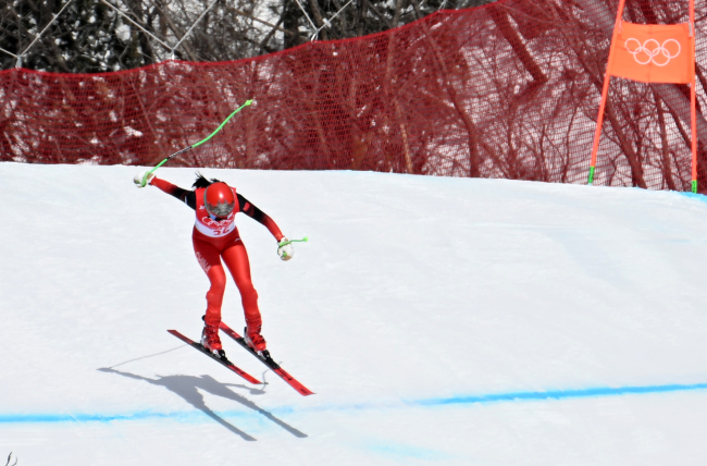 孔凡影首次在冬奥会高山滑雪女子滑降比赛中完赛
