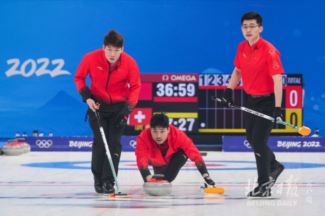 力克瑞士 中国冰壶男队用胜利告别北京冬奥