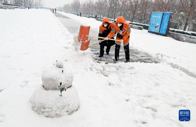 恪尽职守 服务冬奥！志愿者雪中坚守岗位