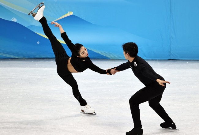 2022年2月17日，北京市，2022北京冬奥会2月17日，花样滑冰训练备战，隋文静、韩聪领衔。