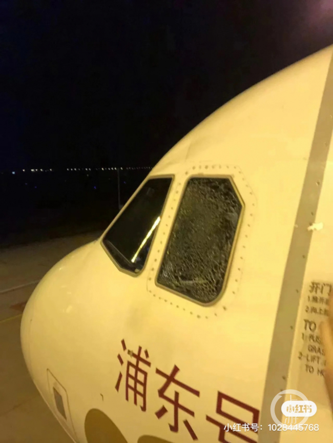 上海飞成都客机备降武汉：风挡玻璃外层出现裂纹