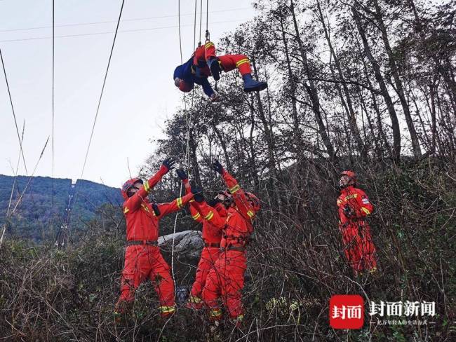 假如游客被困缆车森林消防员怎么救援？