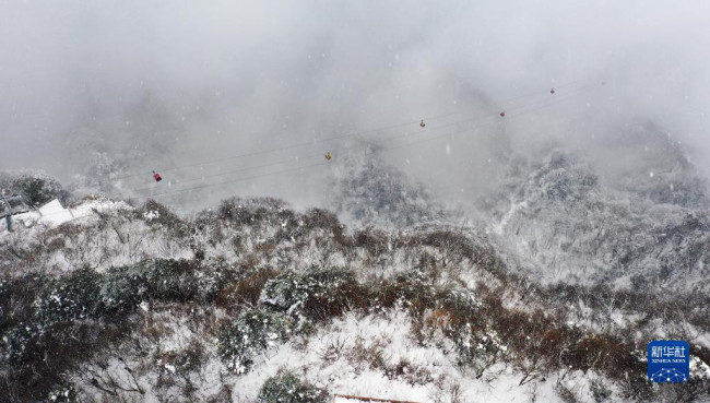 2月20日，游客乘坐缆车在龙头山景区游览（无人机照片）。