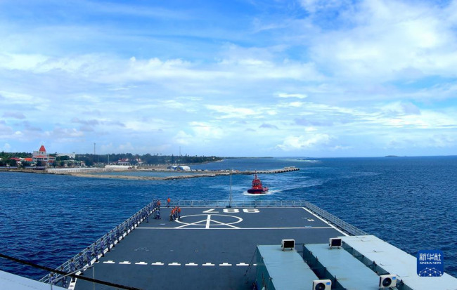 赴汤加执行运送救灾物资任务的中国海军舰艇编队五指山舰驶离努库阿洛法港（2月23日摄）。新华社发（周演成 摄）