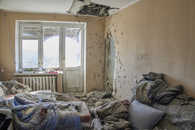 乌克兰哈尔科夫市遭空袭 民众避难房屋受损