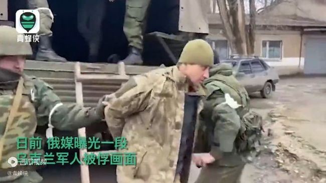 俄媒曝乌克兰军人被俘画面:有女兵 称只想尽快回家