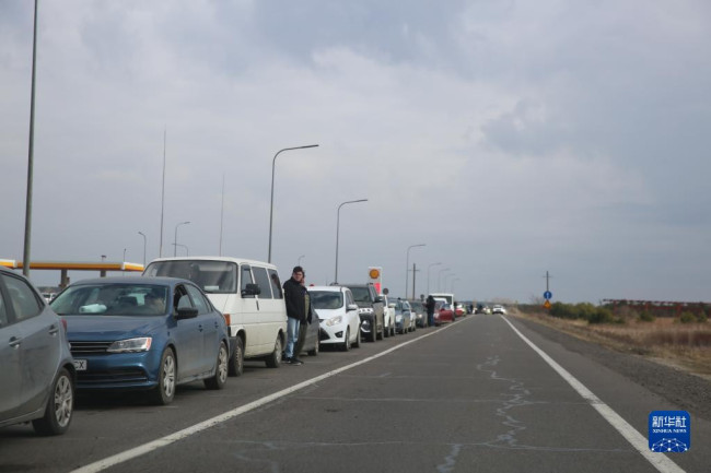 　2月27日，在乌克兰克拉科韦茨，车辆排队等待前往波兰方向。
