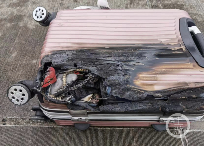 ▲航空博主“囚青”发布的疑似被烧毁行李箱。图片来源/新浪微博