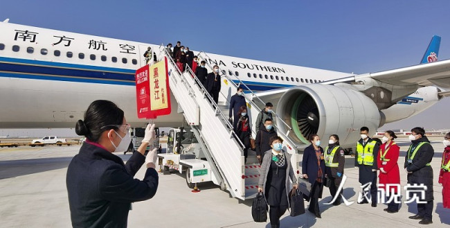 2022年3月3日，出席十三届全国人大五次会议的黑龙江省全国人大代表乘飞机抵达北京。