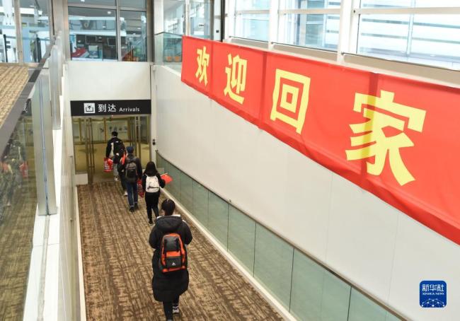 首架接返自乌克兰撤离中国公民临时航班抵达杭州