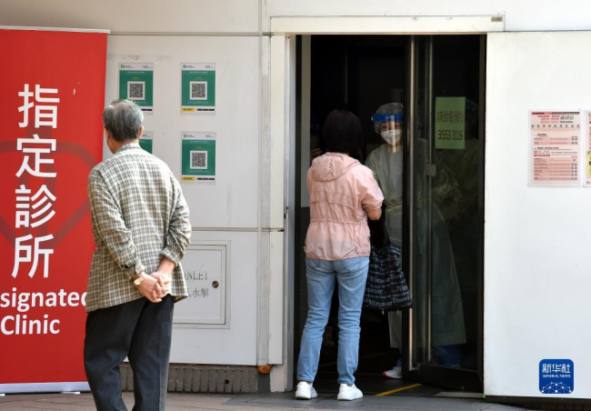 3月5日，在香港湾仔，市民在政府指定诊所候诊。