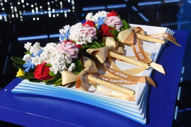 北京冬残奥会颁奖花束上比冬奥会多了朵小蓝花