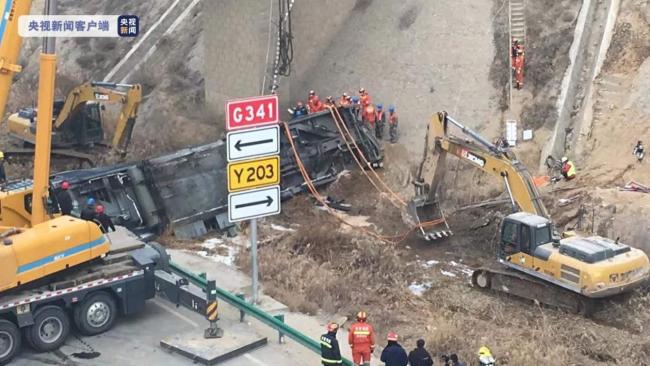 甘肃一货运列车机车脱轨坠桥 被困4人全部救出