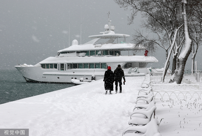 土耳其伊斯坦布尔降雪持续 民众踏雪出行