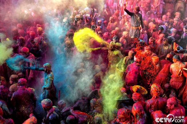 印度民众喷洒彩粉庆祝胡里节