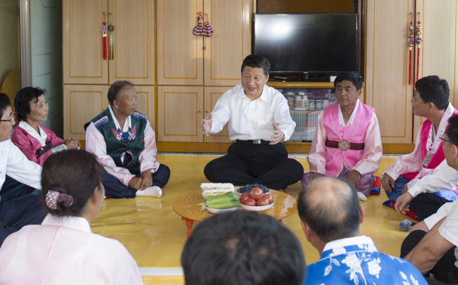 2015年7月16日，习近平在吉林省延边朝鲜族自治州和龙市东城镇光东村农户家中同村民们亲切交谈。
