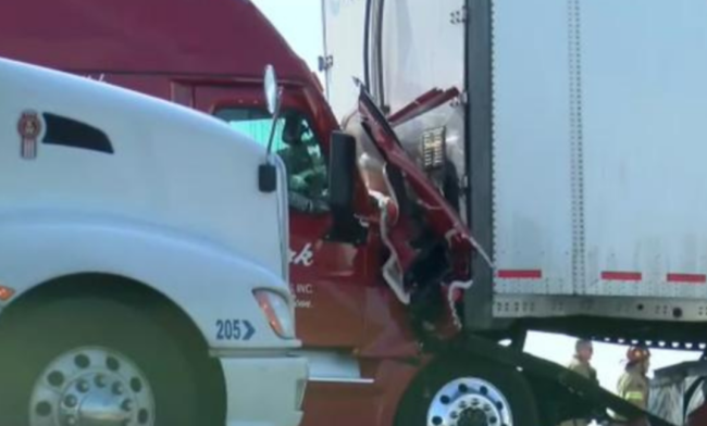 美国高速公路约50辆车连环相撞：至少5人死亡