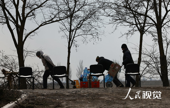 当地时间2022年3月18日，乌克兰马里乌波尔，当地民众沿着人道主义走廊撤离。