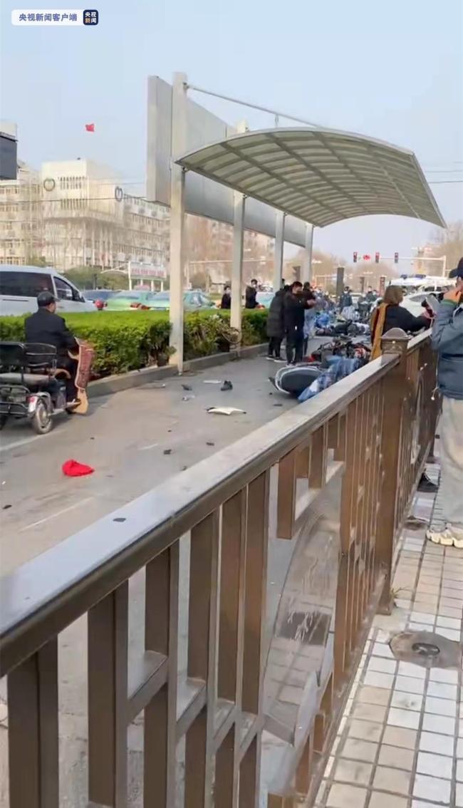 河北邯郸一轿车连续撞倒十几人 目前伤亡情况不明