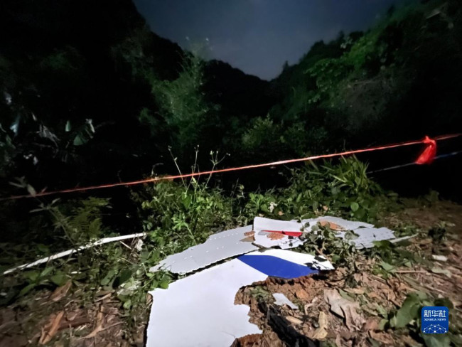 这是广西藤县坠机事故现场散落的飞机残骸。（3月22日摄，手机照片）