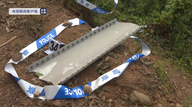 东航空难救援现场：工作人员对飞机残骸进行标注