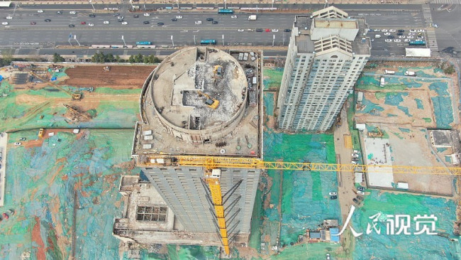 2022年3月22日，无人机航拍济南千佛山下老济南地标“齐鲁宾馆”正在拆除。
