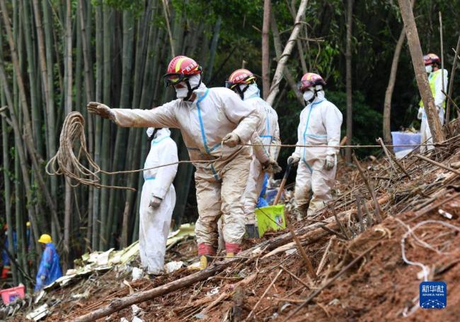 搜救人员腰系绳子下陡山搜救 没膝淤泥阻止不了搜寻的脚步
