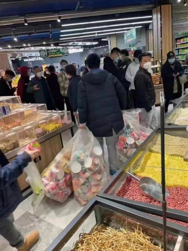 上海浦东超市延长营业市民排队采购