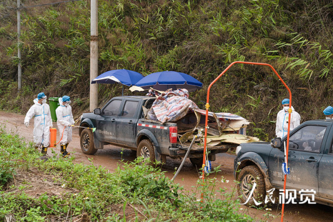 2022年3月29日，广西藤县，从核心现场下来的人员、车辆、物资进行严格的防疫消杀。