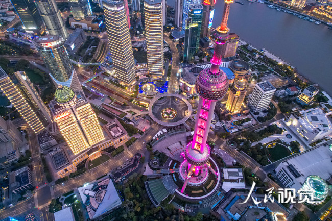 2022年3月29日，上海，浦东封控第二天，静静的陆家嘴迎来华灯初上。